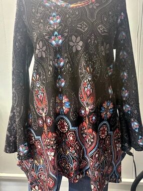 Win Win Paisley Tunic in Black & Red Size Medium Like New